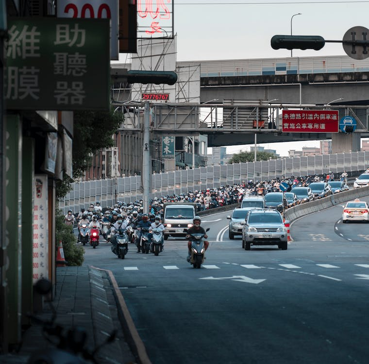 「林口→台北」花2小時都還沒到！妹子崩潰喊：通勤地獄　內行曝1解法