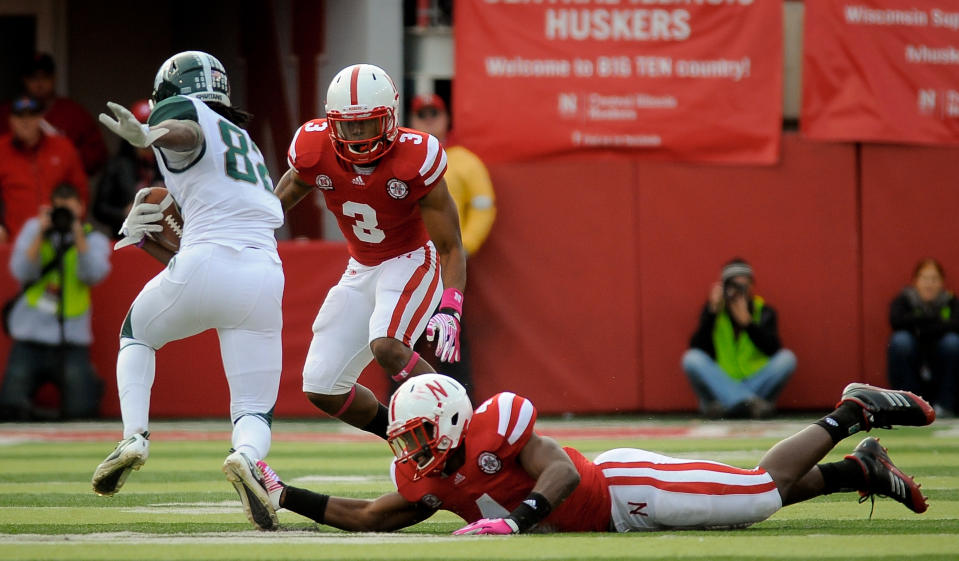 LINCOLN, NE - OCTOBER 29: Linebacker Lavonte David #4 of the Nebraska Cornhuskers trips up wide receiver Keshawn Martin #82 of the Michigan State Spartans during their game at Memorial Stadium October 29, 2011 in Lincoln, Nebraska. (Photo by Eric Francis/Getty Images)