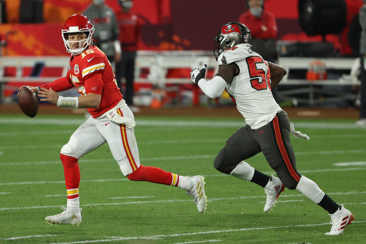 TAMPA, FLORIDA - FEBRUARY 07: Patrick Mahomes #15 of the Kansas City Chiefs looks to pass against Shaquil Barrett #58 of the Tampa Bay Buccaneers in Super Bowl LV at Raymond James Stadium on February 07, 2021 in Tampa, Florida. (Photo by Patrick Smith/Getty Images)