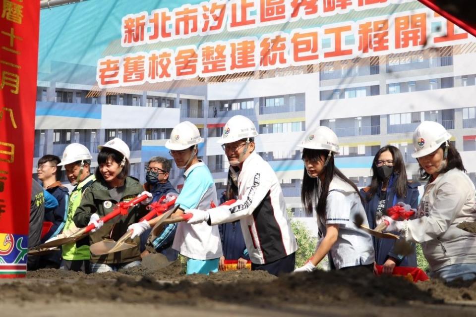 《圖說》陳純敬副市長(第一排中）、民意代表及來賓持金鏟動土，期許順利完工，提供學校及社區更優良教學及活動環境。〈工務局提供〉