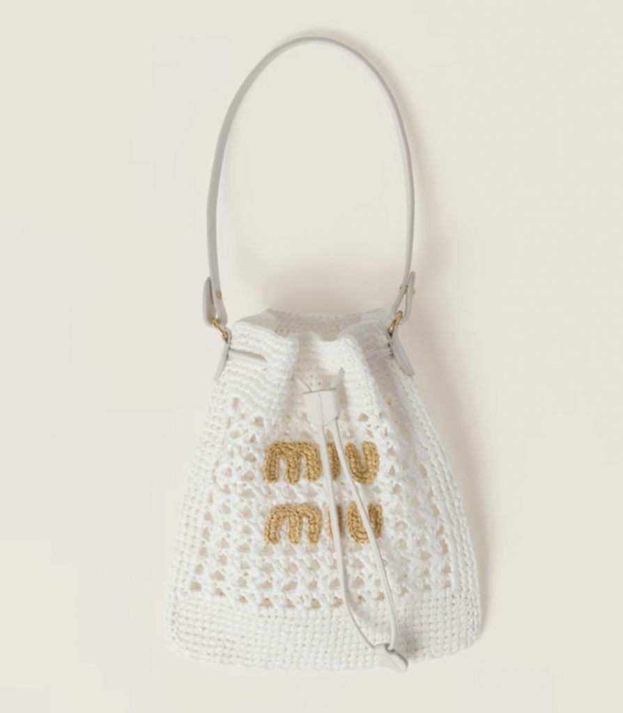 <span>名牌手袋的材料選擇會影響它的價值， 適合夏天的編織款 </span>Miu Miu Woven Fabric Mini- Bag HK$9,250（圖片來源：Miu Miu官網）