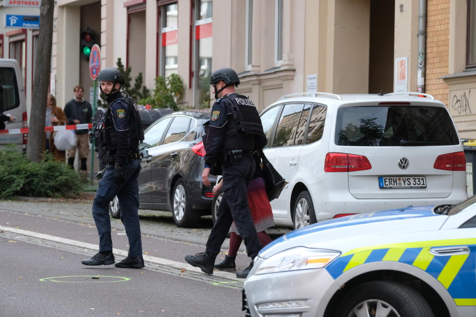 La sparatorio è avvenuta nel quartiere Paulus, proprio durante la festività di Jom Kippur. "Chiediamo alle persone di rimanere al sicuro nelle loro case", ha detto un portavoce della polizia. (Photo by Sebastian Willnow/picture alliance via Getty Images)