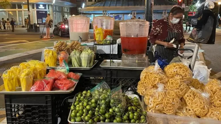 Los puestos callejeros del barrio recuerdan a muchos de Centroamérica