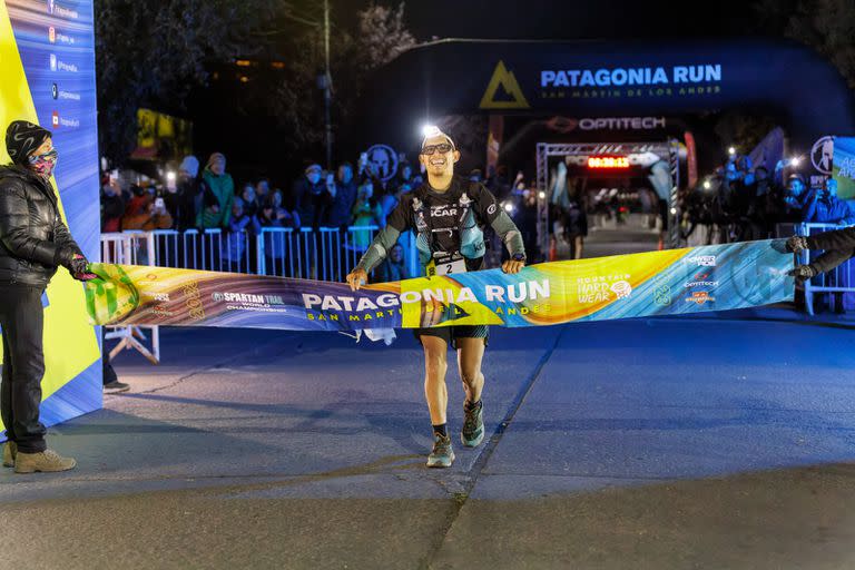 El neuquino Sergio Pereyra cruza la línea de llegada y gana las 100 millas de Patagonia Run 2023 en un tiempo de 19 horas y 25 minutos, superando al segundo, Pau Capell por un margen de 12 minutos