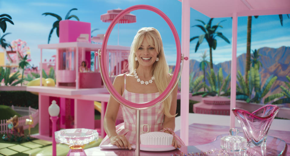 En esta imagen proporcionada por Warner Bros. Pictures Margot Robbie en una escena de "Barbie". (Warner Bros. Pictures vía AP)