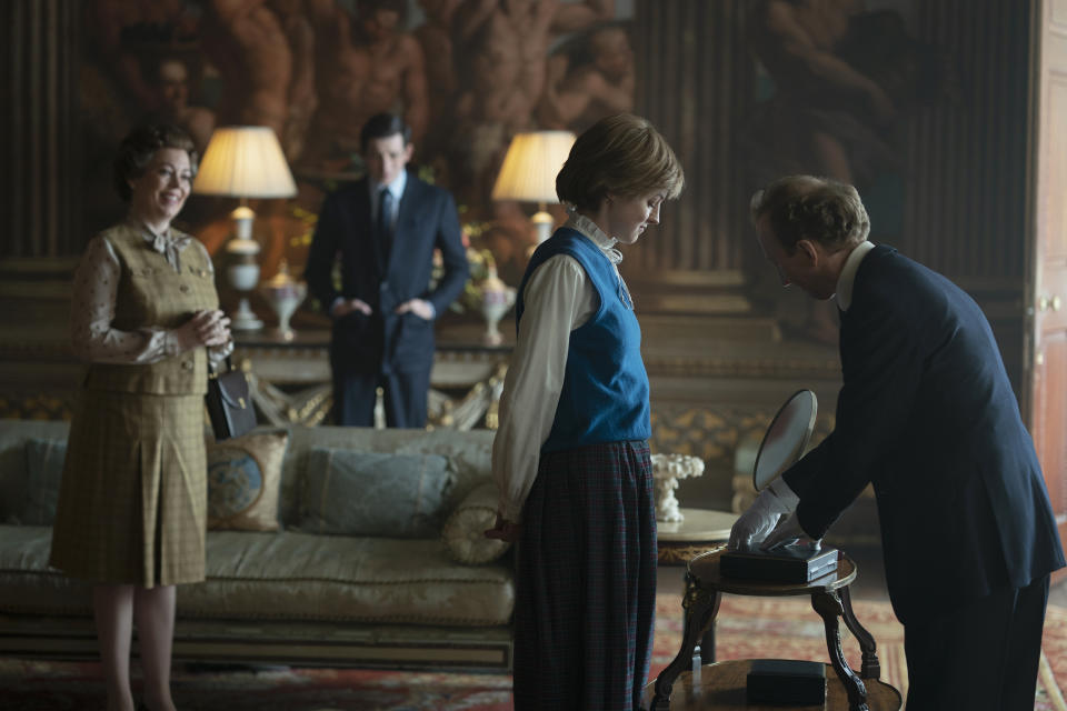 En esta imagen difundida por Netflix, Olivia Colman, a la izquierda, Josh O'Connor y Emma Corrin en una escena de "The Crown". La cuarta temporada de la serie se estrena el domingo 15 de noviembre del 2020. (Des Willie/Netflix via AP)