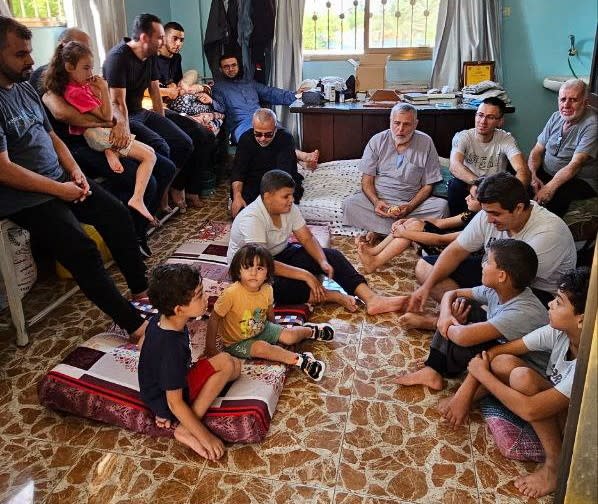 愛爾蘭籍巴勒斯坦男子阿格哈現在得和90名親友一起在加薩南部避難。所有人擠在4間房的公寓，糧食飲水嚴重不足。路透社