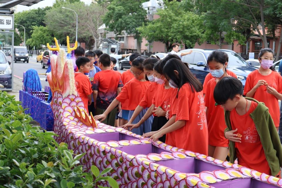 《圖說》新竹監獄邀請西門國小學童觀賞彩繪龍舟優良作品。（圖／新竹監獄提供）
