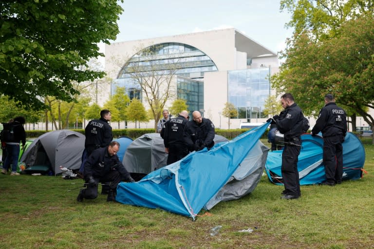 Die Berliner Polizei hat ein propalästinensisches Protestcamp am Bundeskanzleramt geräumt. Es sei wiederholt zu Straftaten und Verstößen gegen Beschränkungen gekommen, teilten die Beamten zur Begründung mit. (Odd ANDERSEN)