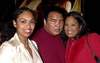 Muhammad Ali with daughters Hana and Leila at the Hollywood premiere of Ali