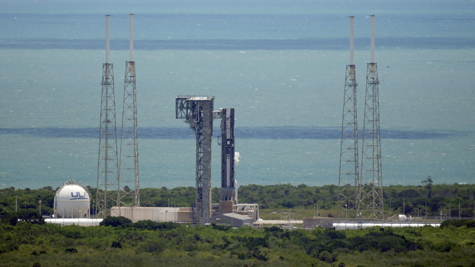 La cápsula Starliner de Boeing, en la parte superior de un cohete Atlas V, en la plataforma de lanzamiento del Complejo 41 de Lanzamiento Espacial tras cancelar su despegue, el sábado 1 de junio de 2024, en Cabo Cañaveral, Florida. (AP Foto/Chris O'Meara)