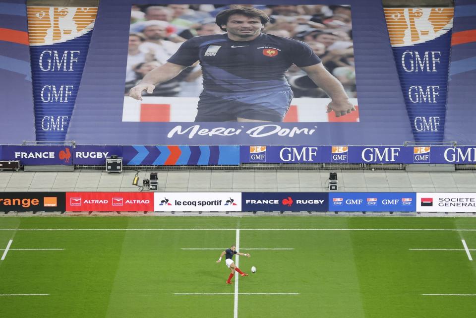 Une photo géante de Christophe Dominici recouvrait les marches du Stade de France, samedi, lors de France-Italie.