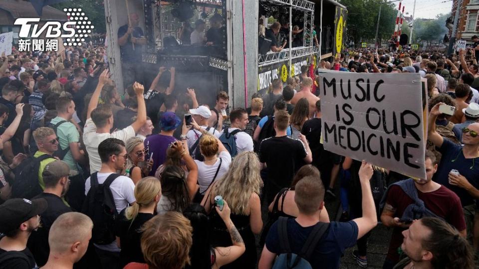荷蘭街頭出現大量民眾抗議音樂節因防疫禁令取消。（圖／AP）