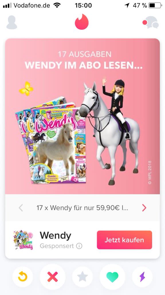 <p>Bei dieser Werbeschaltung ist wohl etwas falsch gelaufen: Lisa Ludwig, Chefredakteurin bei „Broadly“ (Vice Magazin), wurde in der Dating-App Tinder Werbung für ein „Wendy“-Abo angezeigt. Irritiert postete die Frau ihre Entdeckung bei Twitter. Was hat Werbung für ein Kindermagazin in einer Erwachsenen-App zu suchen? Die Twitter-Gemeinde fand schnell Gründe, warum es so weit kommen konnte: Liegt es vielleicht am Algorithmus? Oder ist die Tatsache, dass Einhörner gerade wieder total im Trend sind, der Grund für diese fragwürdige Werbeschaltung? Ob es ein Fehler im System oder vom Praktikanten war – lustig ist dieser Fund auf jeden Fall. (Bild: Lisa Ludwig, Twitter/Antialleslisa) </p>