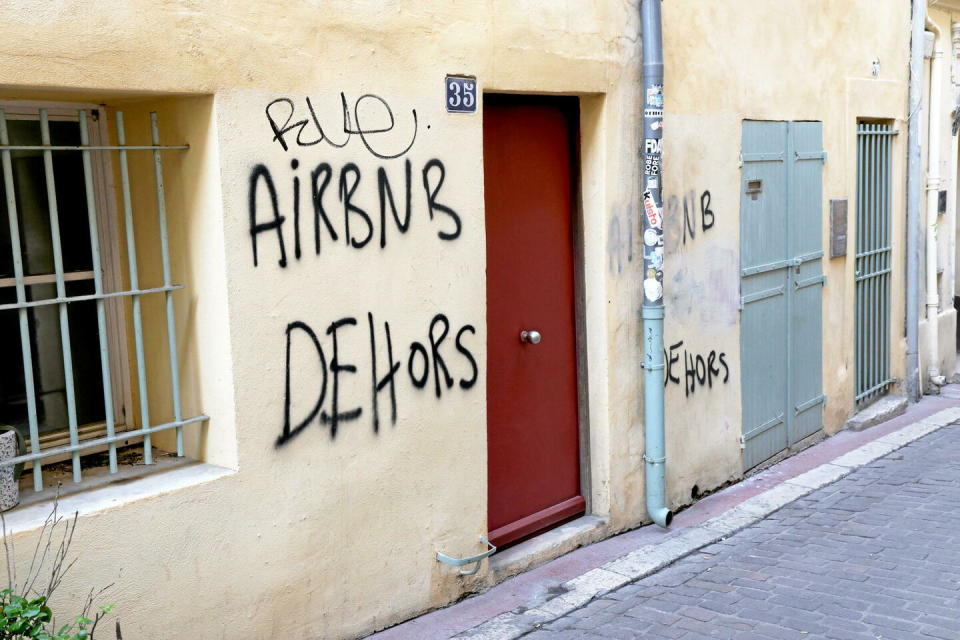 À Marseille, Airbnb c'est le grand ras-le-bol des habitants du quartier Le Panier. L'explosion des locations touristiques dérégule le marché immobilier et exaspère les Marseillais. Les services municipaux tentent d'endiguer cette vague et de verbaliser les propriétaires de logement Airbnb proposant des locations touristiques.  - Credit:Alain ROBERT/SIPA / SIPA / Alain ROBERT/SIPA