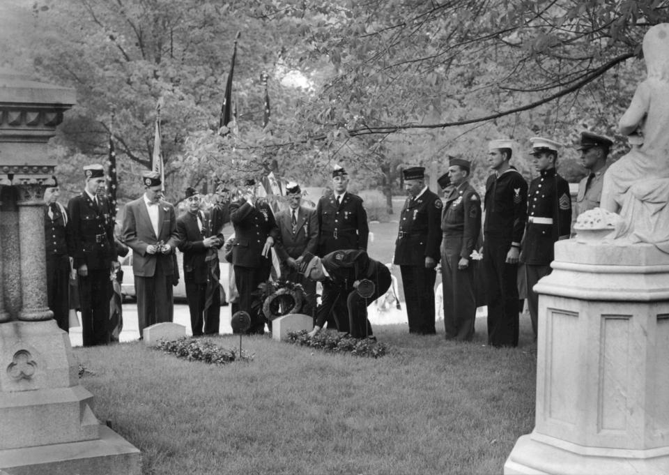 Wreaths were laid at the grave of Gen. Billy Mitchell and the monument for former Mayer Carl Zeidler in a pre-Memorial day ceremony at Forest Home cemetery. This is a 1956 Press Photo.