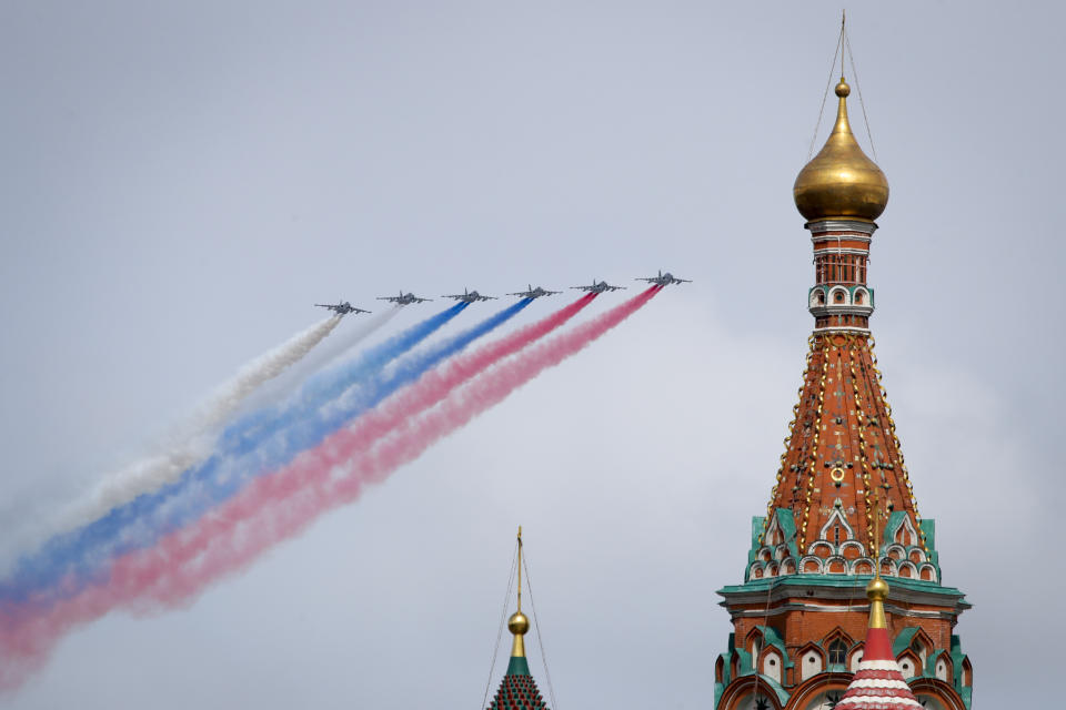 Aviones de la fuerza aérea rusa Su-25 sobrevuelan la Plaza Roja dejando estelas con los colores de la bandera nacional rusa, durante el desfile militar del Día de la Victoria en Moscú, Rusia, el jueves 9 de mayo de 2024. (AP Foto)