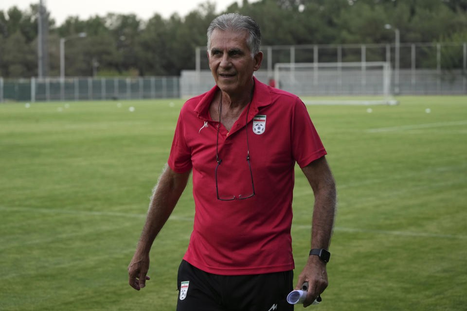 ARCHIVO - El técnico de Irán Carlos Queiroz se dirige a hablar con periodistas tras un entrenamiento en Teherán, el 14 de septiembre de 2022. (AP Foto/Vahid Salemi)