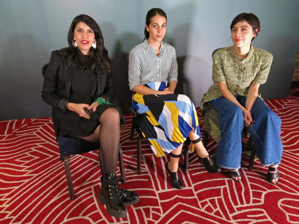 En esta foto del 14 de marzo del 2019, la directora Alejandra Márquez, a la izquierda, y las actrices Cassandra Ciangherotti e Ilse Salas, posan durante una entrevista sobre su película "Las niñas bien", en la Ciudad de México. La cinta, basada en el libro homónimo de Guadalupe Loaeza, se estrena el viernes 22 de marzo en México. (AP Foto/Berenice Bautista)