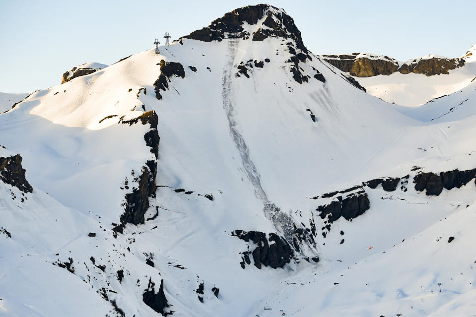 Rescatistas trabajan en el lugar de una avalancha en el sitio turístico de Crans-Montana, Suiza, el martes 19 de febrero de 2019. (Anthony Anex/Keystone vía AP)