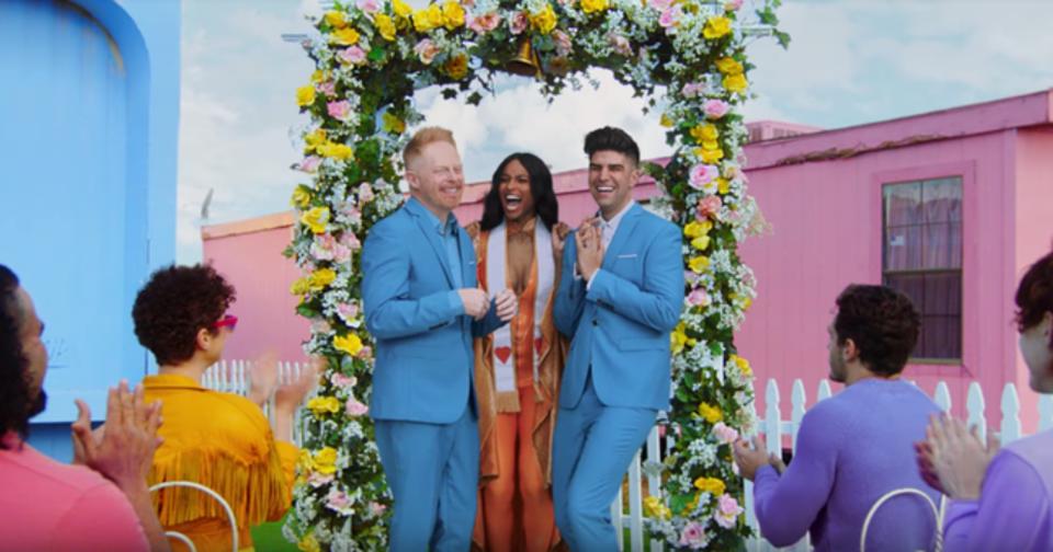 Jesse Tyler Ferguson, la estrella de ‘Modern Family’, se casa en el vídeo con su marido en la vida real, Justin Mikita, en una ceremonia oficiada por la cantante Ciara. (Foto: Youtube / <a href="http://www.youtube.com/watch?v=Dkk9gvTmCXY" rel="nofollow noopener" target="_blank" data-ylk="slk:Taylor Swift;elm:context_link;itc:0;sec:content-canvas" class="link ">Taylor Swift</a>).