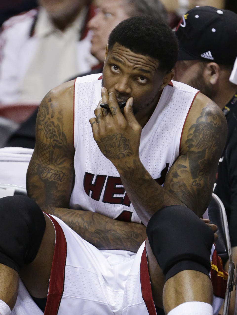 Udonis Haslem, del Heat de Miami, observa desde el banquillo los últimos segundos del partido que su equipo perdió ante los Raptors de Toronto, el sábado 11 de abril de 2015 (AP Foto/Wilfredo Lee)