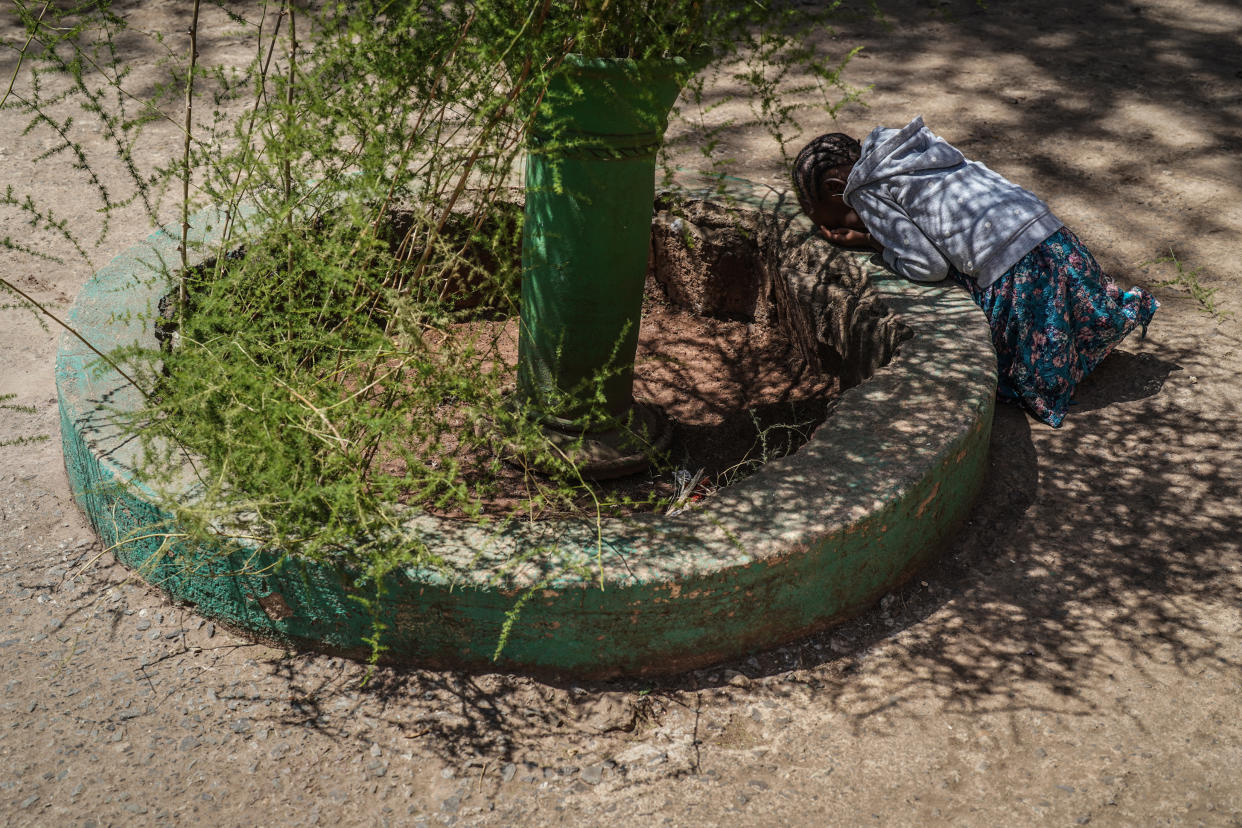 Una niña juega a las escondidas en el patio del refugio en Nairobi, Kenia, el 7 de enero de 2023. (Giles Clarke/The New York Times)
