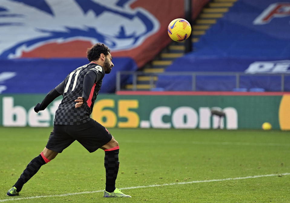 El egipcio Mohamed Salah marca el sexto gol del Liverpool ante el Crystal Palace, en un encuentro de la Liga Premier inglesa, realizado en Londres el sábado 19 de diciembre de 2020 (Justin Setterfield/Pool via AP)