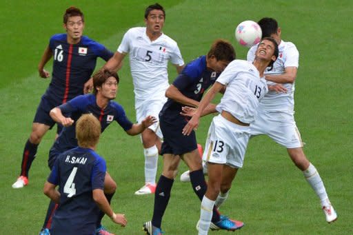 El defensa mexicano Diego Reyes (2do D) salta con el volante japonés Takahiro Ohgihara (3ro D) durante partido de semifinales de fútbol masculino de los Juegos de Londres 2012 en Wembley, Londres, el 7 de agosto de 2012. (AFP | khaled desouki)