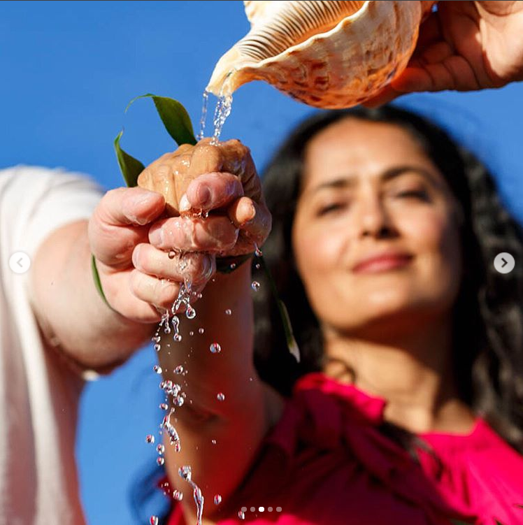 Parte de la ceremonia fue bendecir su unión con agua sobre una concha que sujetaban con sus brazaletes hechos de hojas.