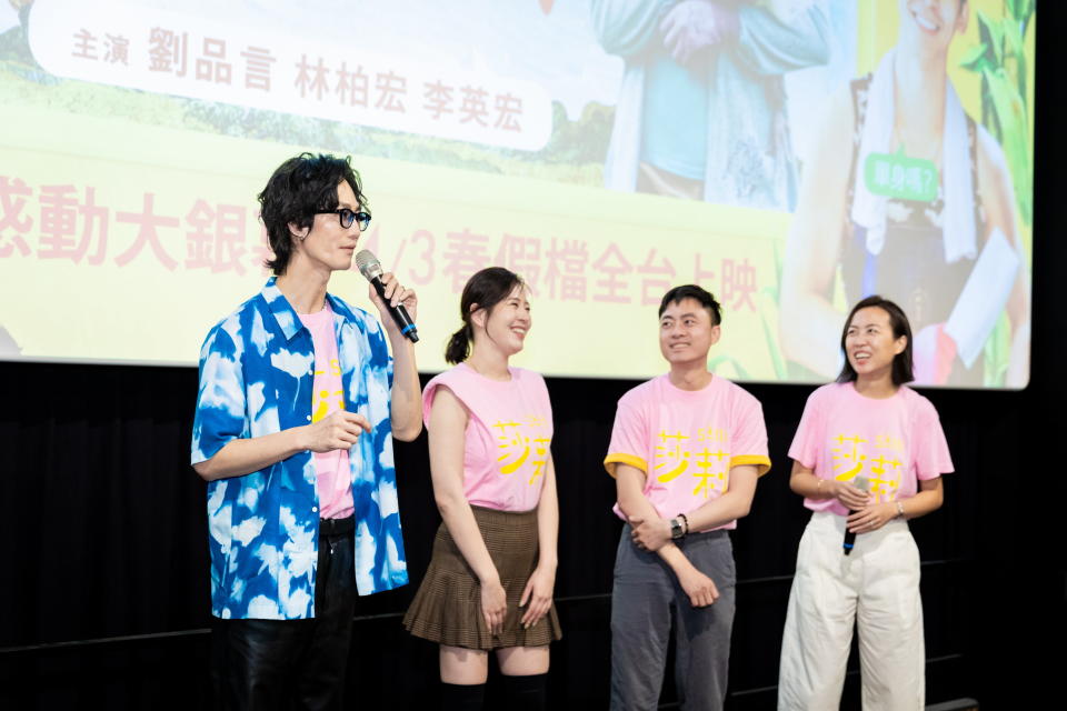 李英宏（左一）出席《莎莉》映後活動與觀眾互動。（圖／伯樂影業）
