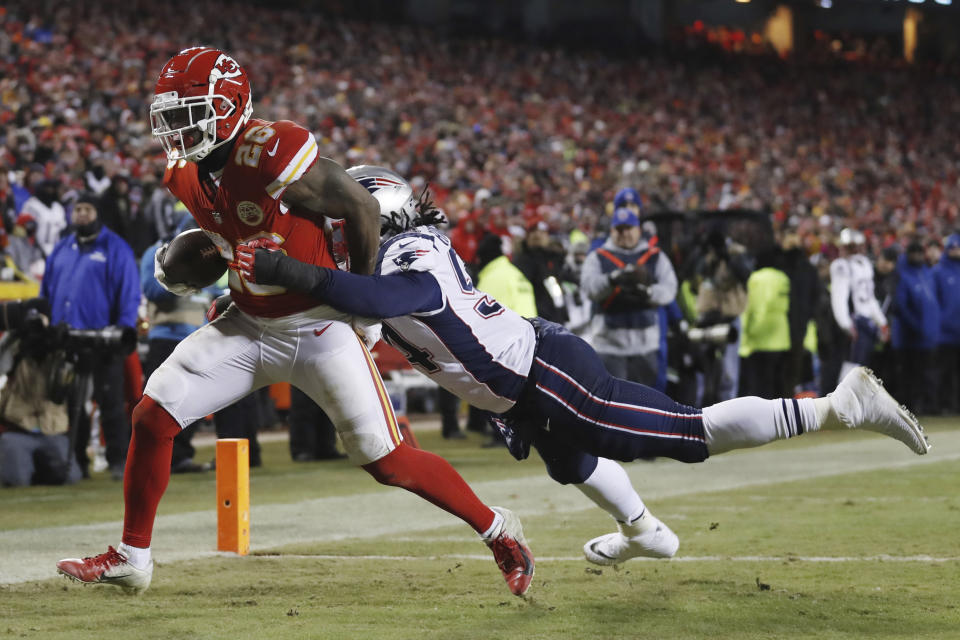 Kansas City Chiefs running back Damien Williams (26) makes a touchdown reception against New England Patriots outside linebacker Dont'a Hightower (54) during the second half of the AFC Championship NFL football game, Sunday, Jan. 20, 2019, in Kansas City, Mo. (AP Photo/Jeff Roberson)