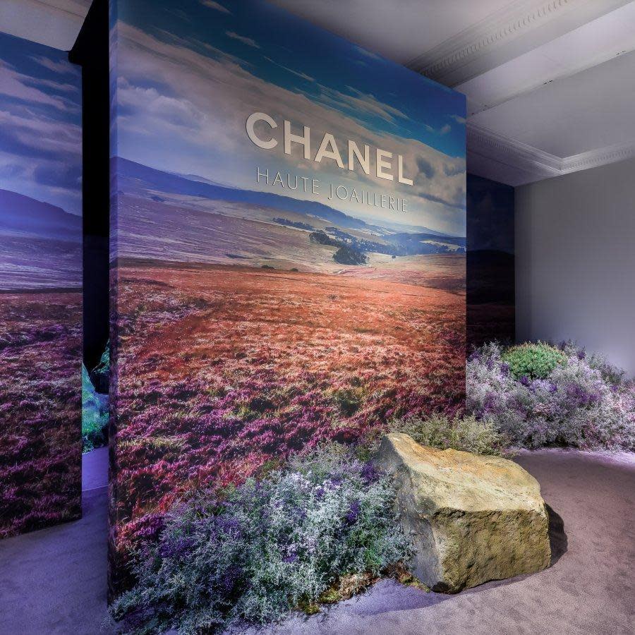 香奈兒Tweed de CHANEL高級珠寶展日前在台北舉行，展場入口以「蘇格蘭高地」的蒼涼景色為開場，說明「斜紋軟呢」布料的起源。