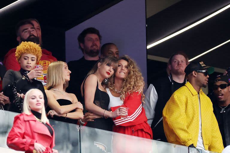 Taylor Swift alentó este domingo a los Kansas City Chiefs desde un palco valuado en un millón de dólares, acompañada por Lana Del Rey, Ice Spice y Ashley Avignone; la actriz Blake Lively también integró la particular hinchada