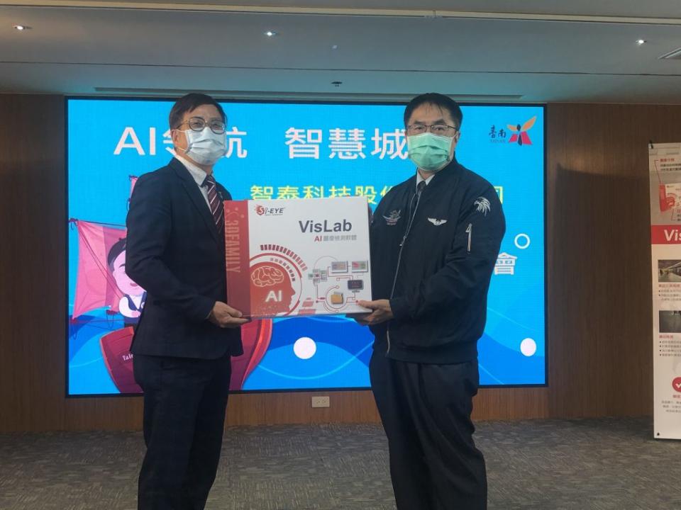 智泰科技董事長許志青（左）捐贈ＡＩ軟體，由市長黃偉哲代表受贈。 （記者施春瑛攝）