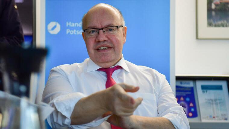 Peter Altmaier (CDU) krempelt sich die Hemdsärmel auf. Foto: dpa