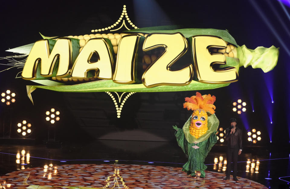 THE MASKED SINGER: L-R: Maize and Nick Cannon in the “Andrew Lloyd Webber Night” episode of THE MASKED SINGER airing Wednesday, Oct. 12 (8:00-9:00 PM ET/PT) on FOX. © 2022 FOX Media LLC. CR: Michael Becker / FOX.