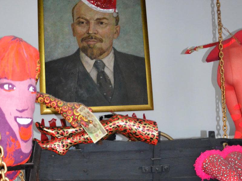 Lenin mit verrutschter Mütze - in der ehemaligen Grube Wieczorek ist eine Galerie untergekommen, in der junge Künstler ihre Werke zeigen. Foto: Andreas Heimann