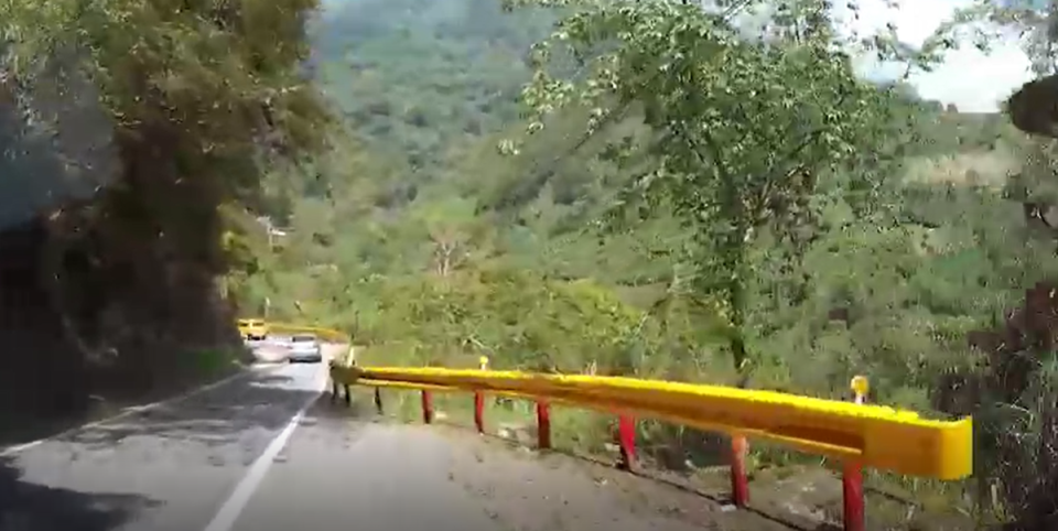 地震發生當下，駕駛感覺天搖地動，趕忙將車先停路邊。（翻攝網路）