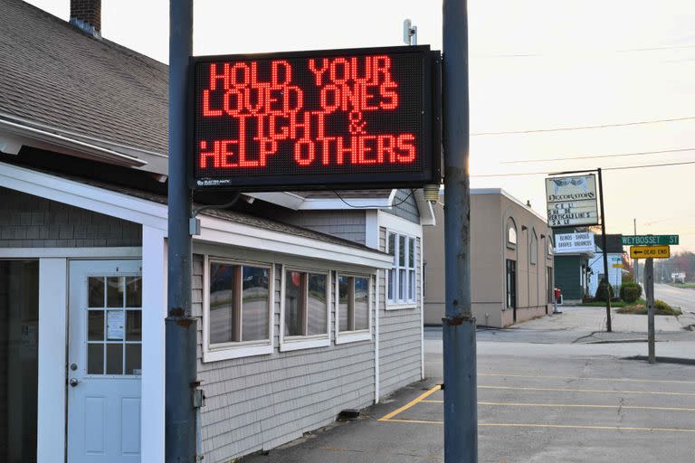 "Agarrá fuerte a tu gente amada y ayudá a los otros", un cartel en un Lewiston conmocionado - Créditos: @ANGELA WEISS