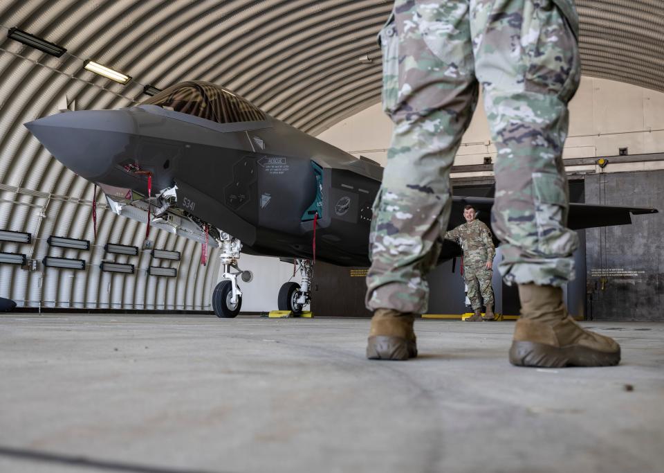 US-Soldaten vor einer F35 während der in Deutschland stattfindenden Nato-Übung "Air Defender 2023". Die Bundeswehr soll 35 F35-Kampfjets bekommen. - Copyright: Boris Roessler/picture alliance via Getty Images