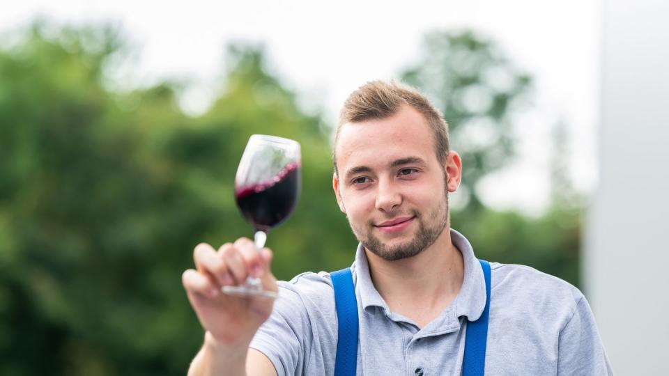 Den Wein im Blick hat Joshua Krauß. Der 20-Jährige wird bei der Weinkellerei Reh Kendermann zum Weintechnologen ausgebildet. Foto: Silas Stein