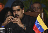 <p>El 2017 ha sido un año funesto para Venezuela en el que la comunidad internacional comenzó a reconocer la naturaleza dictatorial del régimen de Nicolás Maduro. El conflicto entre el gobierno de Nicolás Maduro y una oposición dividida está muy lejos de resolverse y ambos grupos midieron fuerzas con consultas y plebiscistos. Con una Asamblea Nacional despojada de sus facultades, de las cuales se ha apropiado la Asamblea Constituyente, declarándose con poderes sobre todas las demás ramas del Estado y atribuyéndose facultades judiciales y penales, la crisis política del país ha llegado a su punto más álgido. El oficialismo niega que el país esté atravesando una crisis o una emergencia humanitaria, como advierten la oposición y varias organizaciones de salud. Pero las penurias económicas que sufre el pueblo venezolano, la escasez de medicamentos y comida, son testimonios irrefutables del fracaso de la gestión del gobierno. (AFP | AIZAR RALDES) </p>