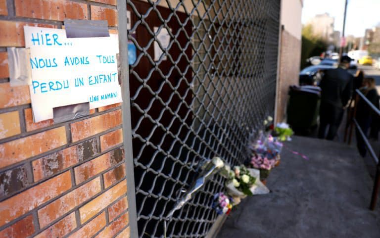 Des fleurs placées à l'endroit où un garçon de 15 ans a été abattu à Bondy, en Seine-Saint-Denis, le 27 février 2021 - THOMAS COEX © 2019 AFP