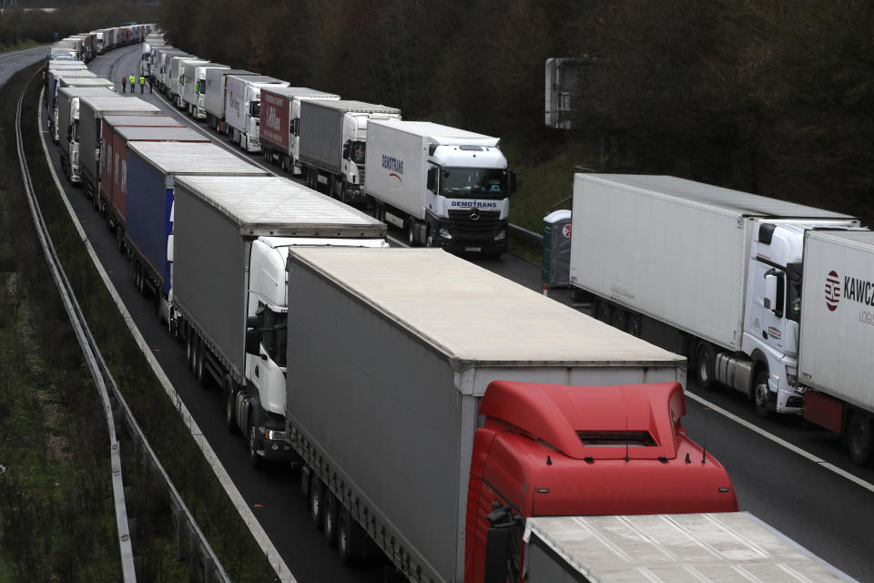 Gli autisti bivaccano in autostrada dopo il blocco a causa della scoperta della nuova variante Covid. Regno Unito isolato, timori per le scorte alimentari ma il premier Johnson rassicura: "Nessun rischio di scaffali vuoti". (Ap Photo)