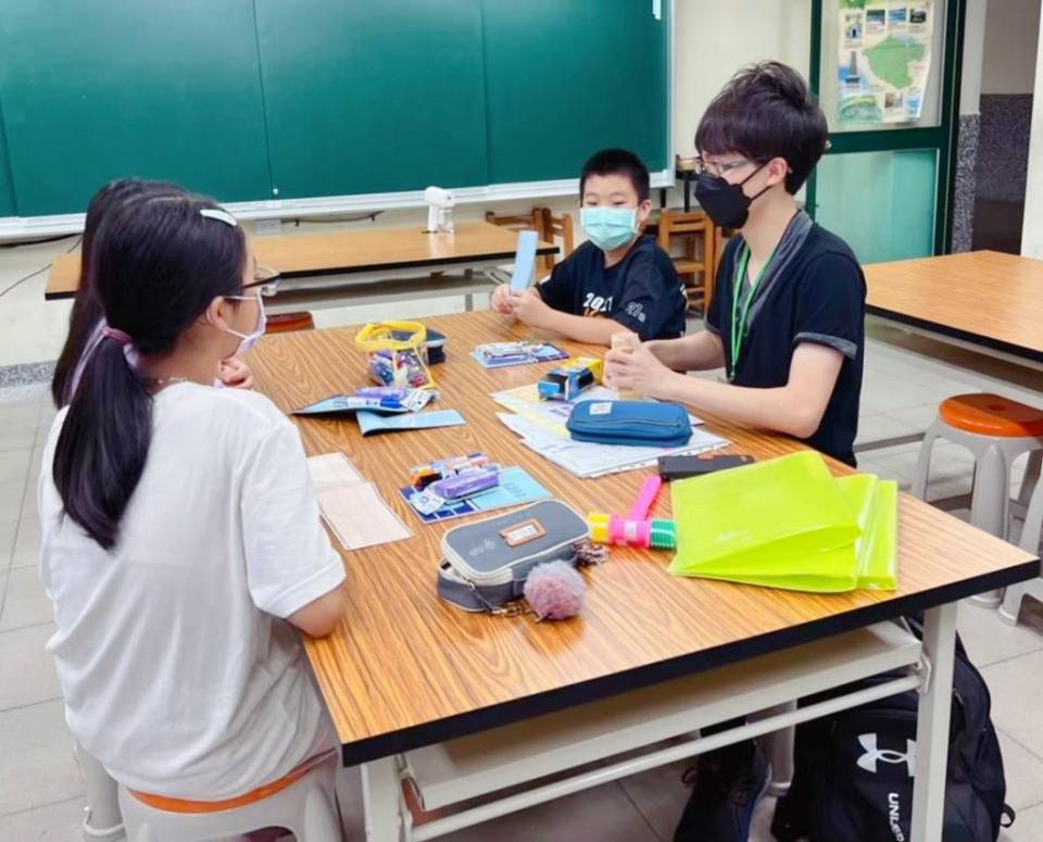 基隆市成功、安樂、德和及華興等四所設有玉山圖書館的國小舉辦線上小小網紅秀，學生們紛紛展現平日英語的學習內容。（教育處提供）