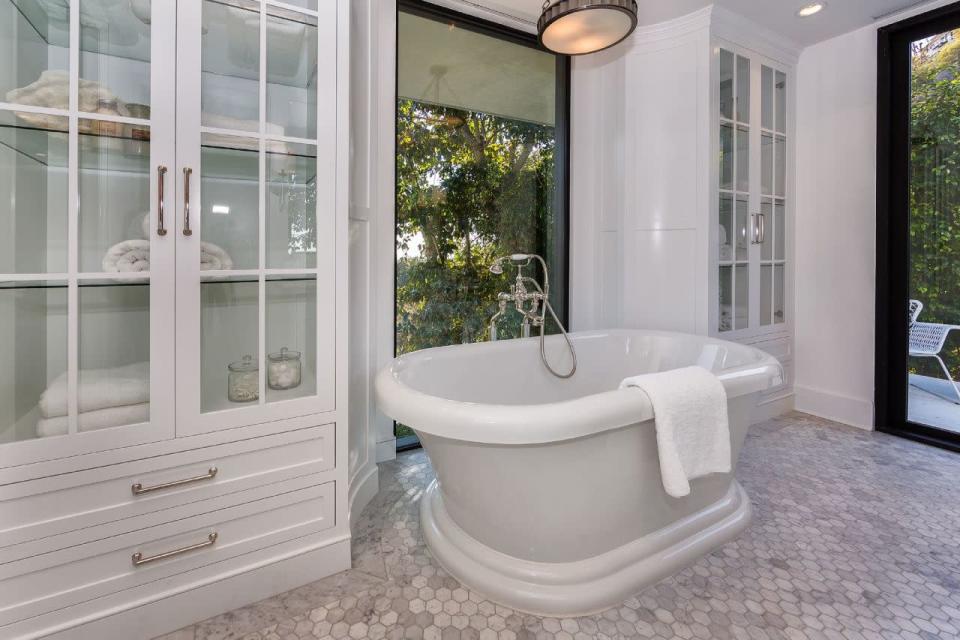 <p>The tub. (Photo: <a href="http://bit.ly/1UCMKf2" rel="nofollow noopener" target="_blank" data-ylk="slk:Sotheby’s International Realty via Catherine Marcus;elm:context_link;itc:0;sec:content-canvas" class="link ">Sotheby’s International Realty via Catherine Marcus</a>, shot by Mark Lee)</p>