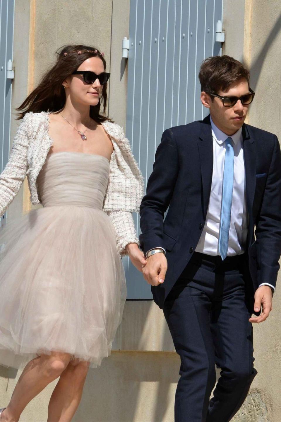 <p>Pour leur mariage dans le sud de la France en 2006, Keira Knightley et James Righton restèrent simple. La mariée portait une robe bustier Chanel (Couture) en tulle grise, sous une veste en tweed blanc, confectionnée spécialement par Karl Lagerfeld. Crédit : Getty </p>