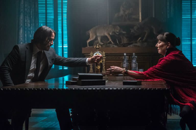 Keanu Reeves y Anjelica Huston en John Wick 3