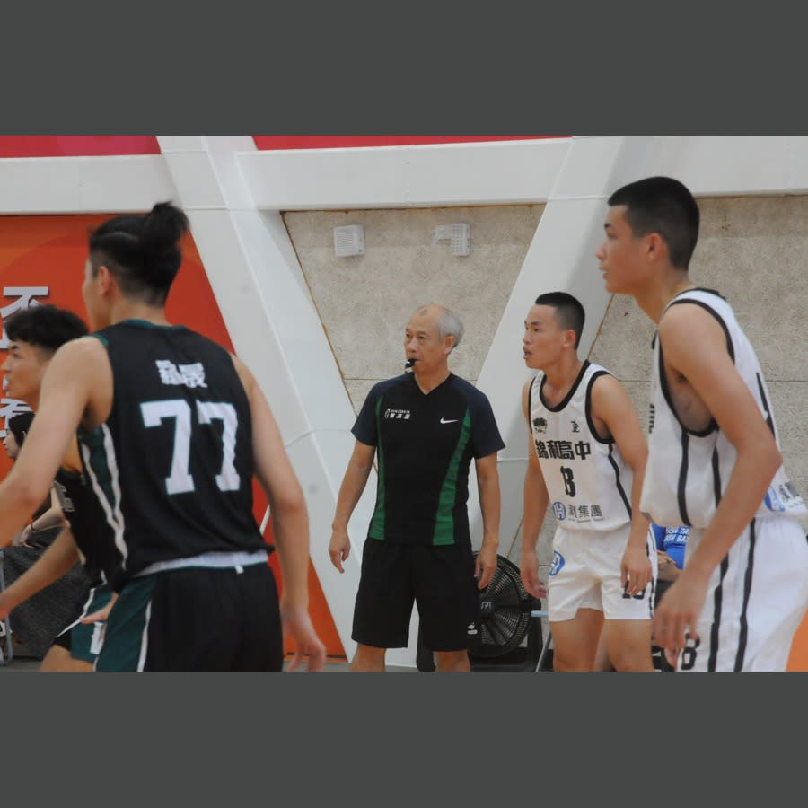 PLG裁判長林錦龍（中）林燈盃國際青年籃球邀請賽下場執法。記者曾思儒／攝影